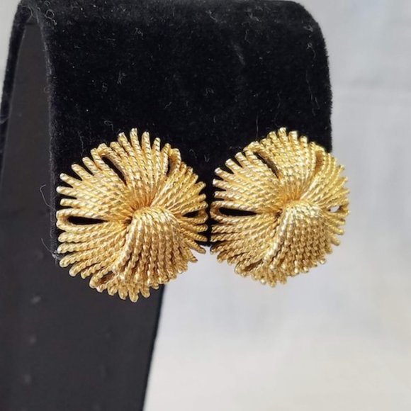 Vintage Monet "Cordelia" Demi Parure set Pin and Clip on Earrings - Picture 4 of 14